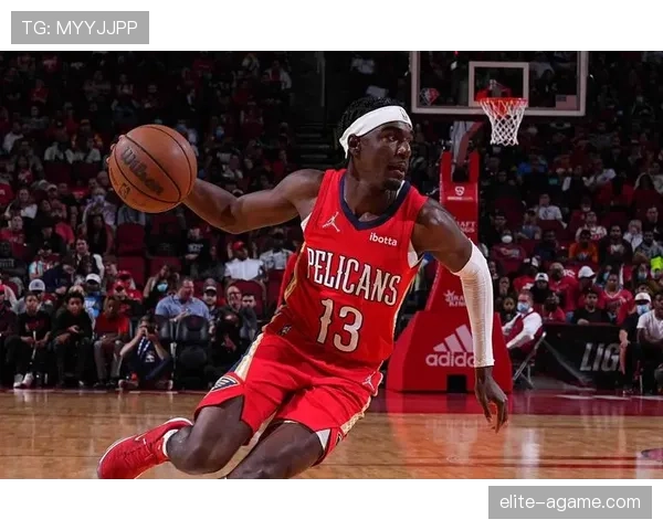 拉沙德·刘易斯无球跑动拉开空间，高效三分改变进攻结构